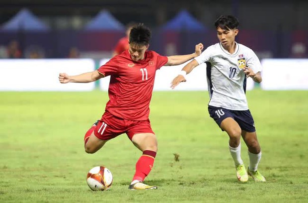 Tiền đạo 1m80 để tóc cực cháy lập siêu phẩm giúp U22 Việt Nam tại SEA Games 32 - Ảnh 15.