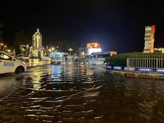 Clip: Ô tô bì bõm lội trong biển nước ở Sapa, đường phố ngập nặng sau cơn mưa lớn - Ảnh 4.