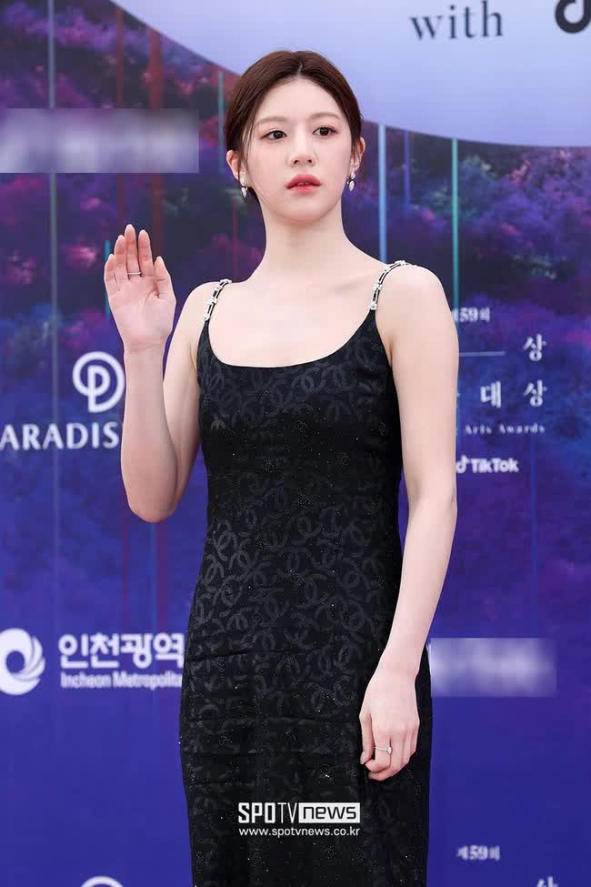 Mỹ nhân Hàn hốt hoảng, mặt tái mét trên thảm đỏ Baeksang 2023, chuyện gì đã xảy ra? - Ảnh 2.