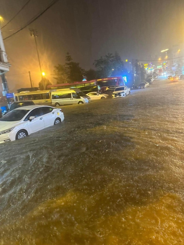 Clip: Ô tô bì bõm lội trong biển nước ở Sapa, đường phố ngập nặng sau cơn mưa lớn - Ảnh 2.