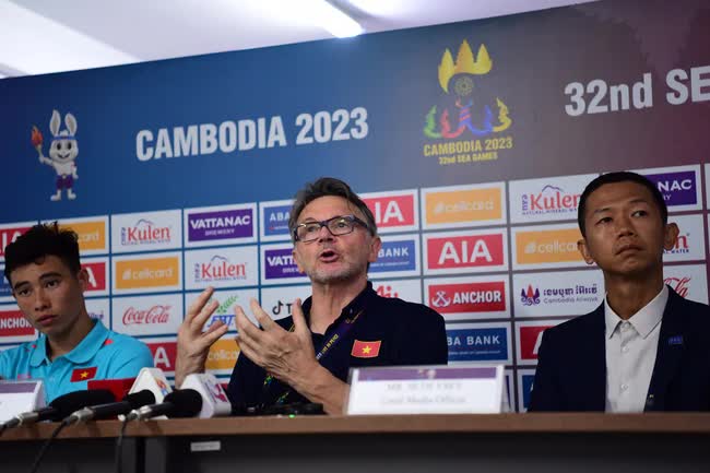 HLV Troussier: ‘Tôi muốn tạo triết lý khác với thời ông Park, đưa bóng đá Việt Nam tiệm cận châu lục’ - Ảnh 2.