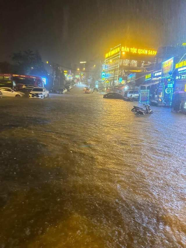Clip: Ô tô bì bõm lội trong biển nước ở Sapa, đường phố ngập nặng sau cơn mưa lớn - Ảnh 1.