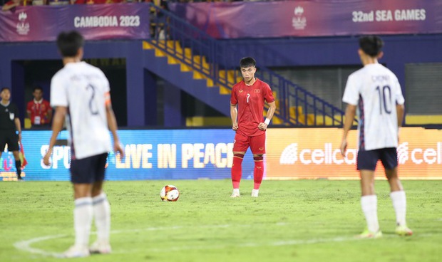 Tiền đạo 1m80 để tóc cực cháy lập siêu phẩm giúp U22 Việt Nam tại SEA Games 32 - Ảnh 12.