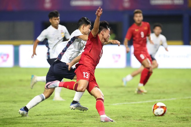 Tiền đạo 1m80 để tóc cực cháy lập siêu phẩm giúp U22 Việt Nam tại SEA Games 32 - Ảnh 11.