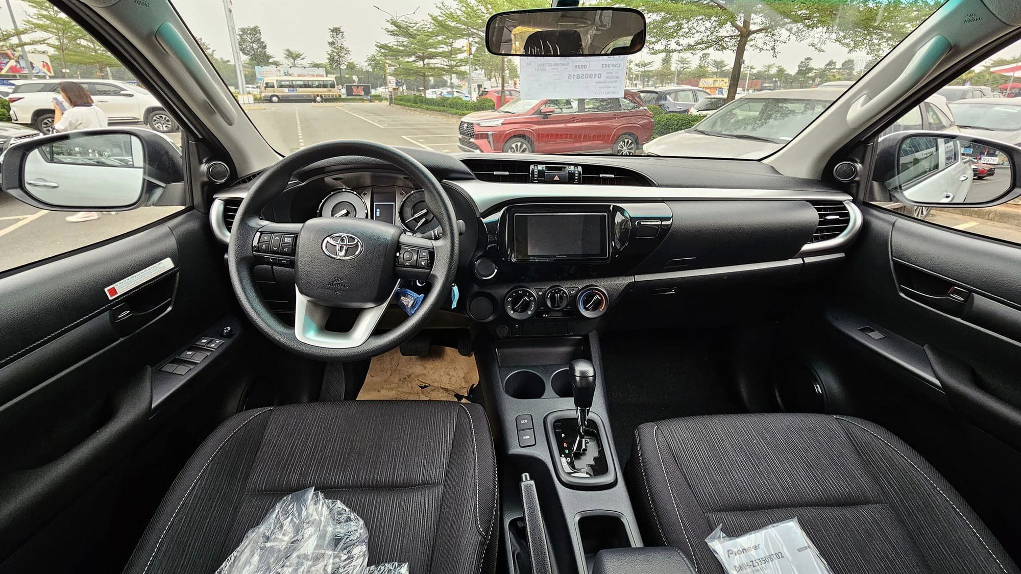 Toyota Hilux trở lại Việt Nam - Khó càng thêm khó - Ảnh 4.