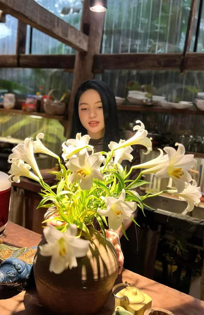 Giữa tin đồn làm ‘sugar baby’, bạn gái hot girl thản nhiên ngồi nhậu cùng mẹ Quang Hải