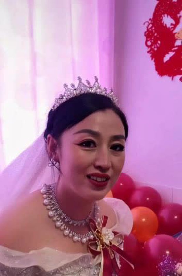 Bỏ qua đàm tiếu, nữ giám đốc 50 tuổi có tài sản kếch xù kết hôn với chàng trai 25 tuổi nghèo khó – Chuyện tình đũa lệch chấn động làng quê!