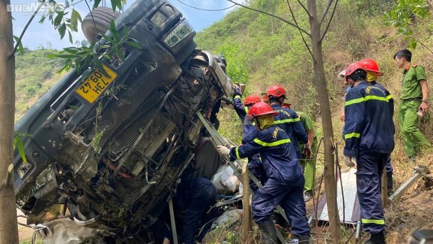 Vợ tài xế tử vong trong vụ lật xe dưa ở Phú Yên: “Anh về sớm hơn nhưng đau lắm”