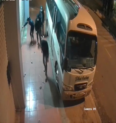 CLIP: Một nhà xe bị khủng bố bằng mắm tôm - Ảnh 1.