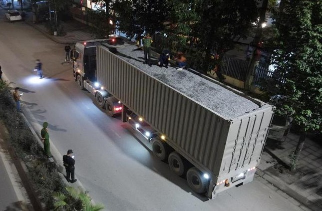 CSGT nói gì về xe tải chở đá ‘tàng hình’ lọt chốt cửa ngõ? - Ảnh 1.