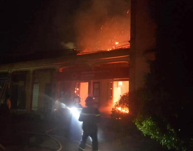 Ủy ban xã bùng cháy trong đêm, nhiều giấy tờ và đồ đạc bị thiêu rụi - Ảnh 3. Ủy ban xã bùng cháy trong đêm, nhiều giấy tờ và đồ đạc bị thiêu rụi - Ảnh 3.