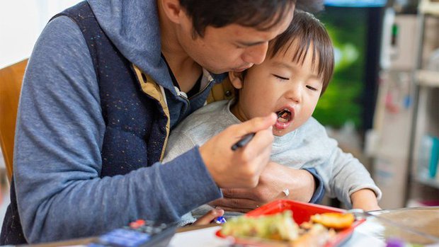 Nghỉ thai sản vẫn được trả lương, vì sao hơn 80% đàn ông nước này vẫn sợ phải ở nhà?