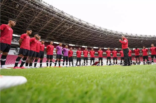 U20 Indonesia bị giải tán, có thể sang châu Âu lánh nạn - Ảnh 1.