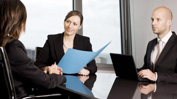 Nhà tuyển dụng nữ hỏi: Nếu khóa quần của tôi chưa kéo, bạn sẽ nhắc như thế nào? - Người có EQ cực cao mới có thể giải đáp câu hỏi hóc búa này! - Ảnh 1.