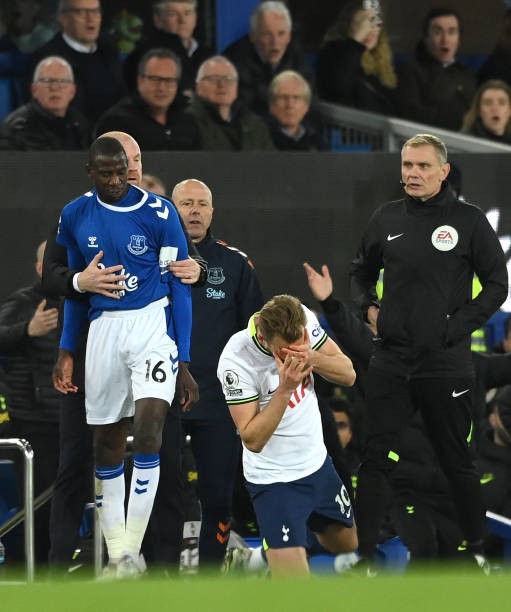 Harry Kane chơi bẩn khiến đối phương nhận thẻ đỏ trực tiếp - Ảnh 4.