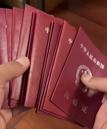 Người đàn ông 27 tuổi khoe hình ảnh 8 lần ly hôn, tuyên bố hiện tại mới gây choáng váng