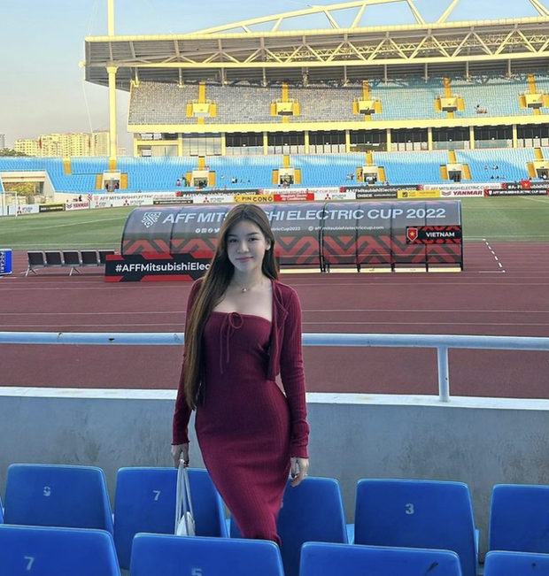 Nàng WAGs sexy bậc nhất Việt Nam về xin phép bố để được ở gần thủ môn Văn Lâm - Ảnh 11. Nàng WAGs sexy bậc nhất Việt Nam về xin phép bố để được ở gần thủ môn Văn Lâm - Ảnh 11.