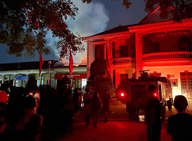 Ủy ban xã bùng cháy trong đêm, nhiều giấy tờ và đồ đạc bị thiêu rụi - Ảnh 1. Ủy ban xã bùng cháy trong đêm, nhiều giấy tờ và đồ đạc bị thiêu rụi - Ảnh 1.