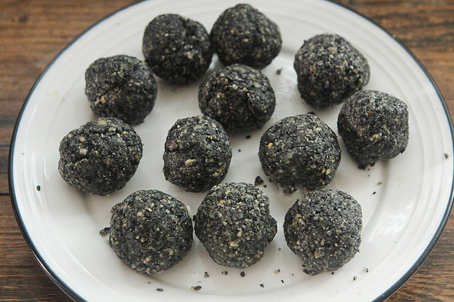 Loại rau quen thuộc làm bánh màu xanh ngọc bích mang dâng cúng Tết Thanh minh cực kỳ đẹp mắt - Ảnh 3. Loại rau quen thuộc làm bánh màu xanh ngọc bích mang dâng cúng Tết Thanh minh cực kỳ đẹp mắt - Ảnh 3.