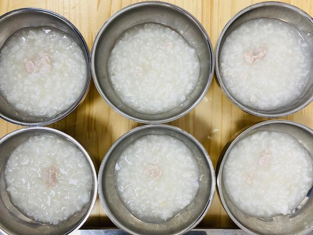 Trường AMIS n&oacute;i g&igrave; về việc bị phụ huynh tố đ&oacute;ng 70.000 đồng nhưng ứa nước mắt v&igrave; suất ăn của con? - Ảnh 1.