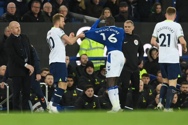Harry Kane chơi bẩn khiến đối phương nhận thẻ đỏ trực tiếp - Ảnh 1.