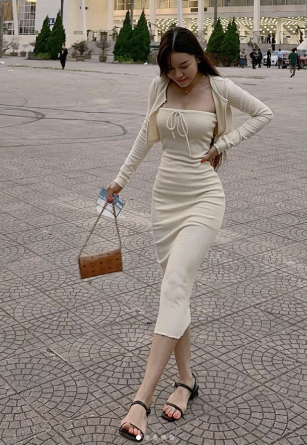 Nàng WAGs sexy bậc nhất Việt Nam về xin phép bố để được ở gần thủ môn Văn Lâm - Ảnh 8. Nàng WAGs sexy bậc nhất Việt Nam về xin phép bố để được ở gần thủ môn Văn Lâm - Ảnh 8.