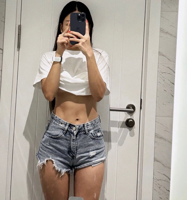 Nàng WAGs sexy bậc nhất Việt Nam về xin phép bố để được ở gần thủ môn Văn Lâm - Ảnh 7. Nàng WAGs sexy bậc nhất Việt Nam về xin phép bố để được ở gần thủ môn Văn Lâm - Ảnh 7.