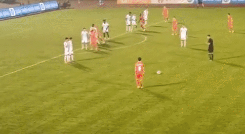 Nhìn Xuân Trường chịu cảnh mỉa mai, bỗng tiếc cho máy chạy Thường Châu năm nào của thầy Park - Ảnh 1.