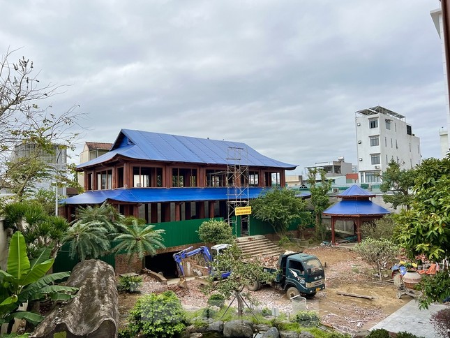Đại gia Quảng Ngãi đang tháo dỡ biệt phủ xây trái phép - Ảnh 3.