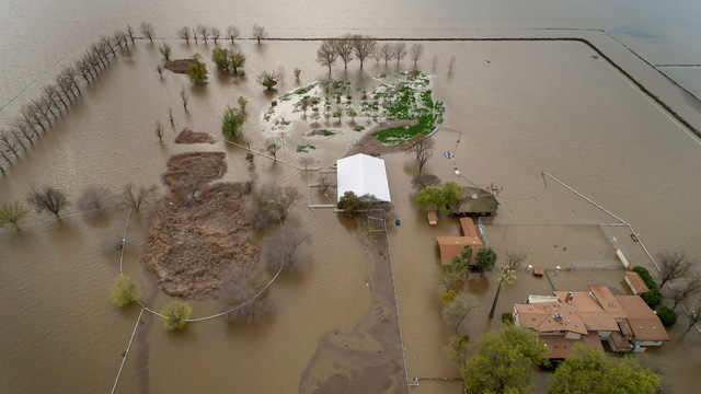 Ngập lụt nghiêm trọng, hồ ở California xuất hiện trở lại sau 100 năm biến mất - Ảnh 1.