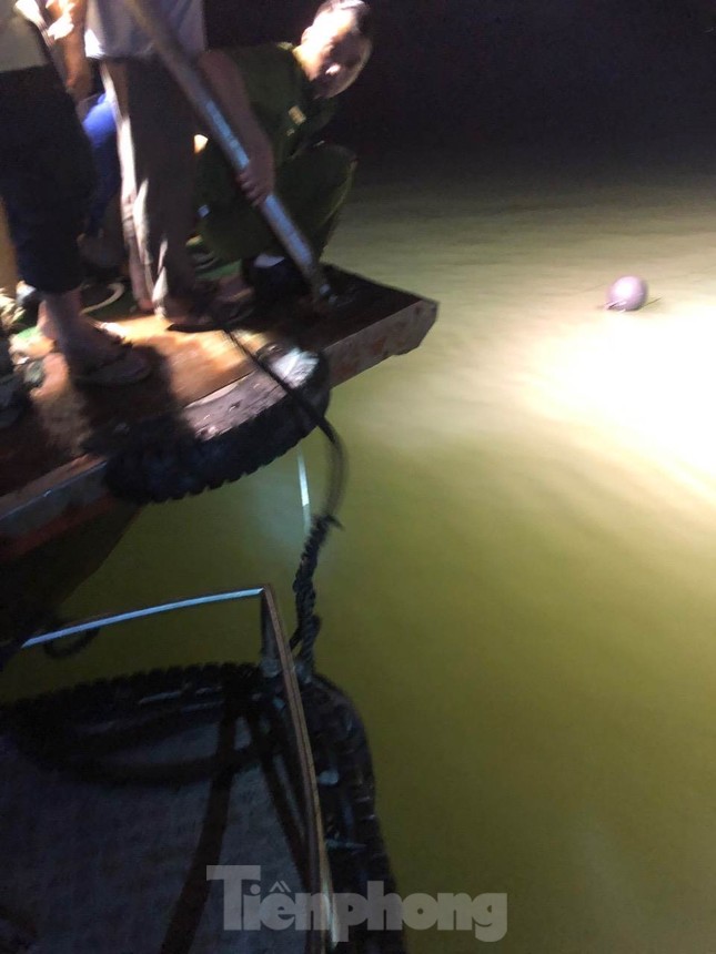 Video, hình ảnh từ hiện trường cứu nạn vụ trực thăng rơi ở vịnh Hạ Long - Ảnh 9.