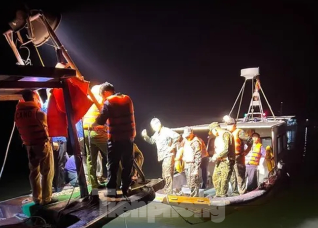 Video, hình ảnh từ hiện trường cứu nạn vụ trực thăng rơi ở vịnh Hạ Long - Ảnh 7.