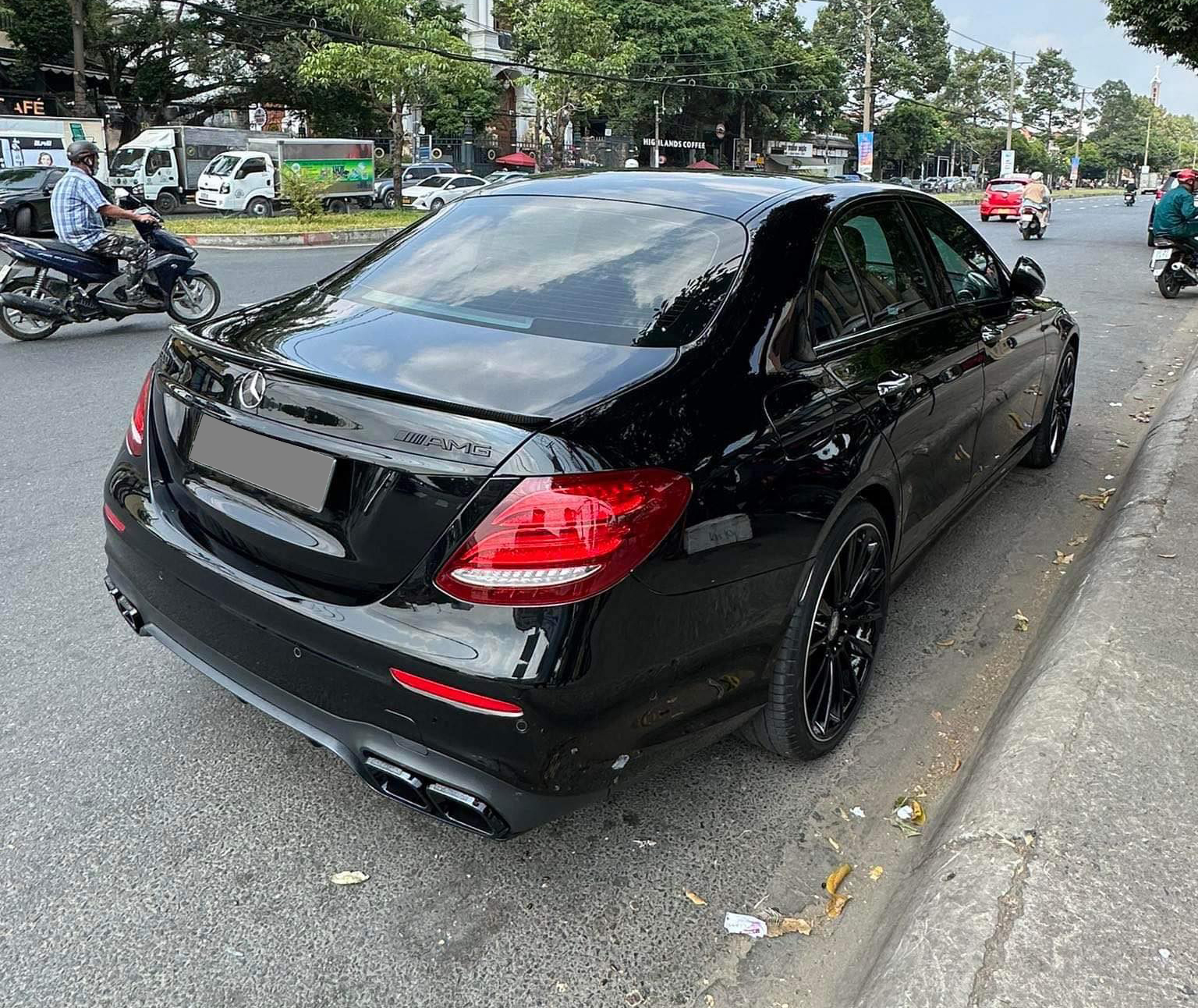 Mercedes E 300 mạ vàng, dát kim cương hết 400 triệu, người bán rao lại đắt hơn giá thị trường cả tỷ đồng - Ảnh 3.