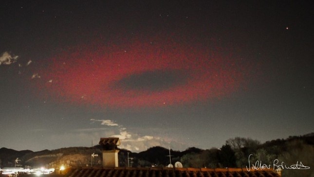 Giải mã quầng sáng khổng lồ bất ngờ chớp lóe trên bầu trời nước Ý - Ảnh 1.