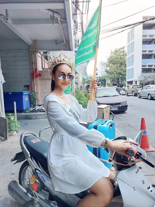  Ngán ngẩm trò lố của thí sinh Hoa hậu Thái: Cưỡi trâu, phóng xe máy đến thi, trang phục đáng sợ và màn hô tên đặc sản gây tranh cãi - Ảnh 2.