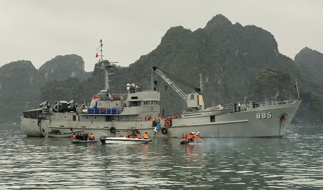 Hiện trường: Hàng chục CSGT huy động tàu tìm kiếm  nạn nhân vụ trực thăng rơi - Ảnh 8.