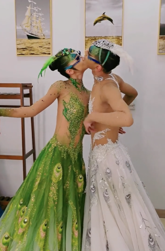 Chim công làng múa Dương Lệ Bình bị chỉ trích vì điệu nhảy gợi dục - Ảnh 2.