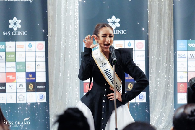  Ngán ngẩm trò lố của thí sinh Hoa hậu Thái: Cưỡi trâu, phóng xe máy đến thi, trang phục đáng sợ và màn hô tên đặc sản gây tranh cãi - Ảnh 9.