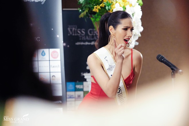  Ngán ngẩm trò lố của thí sinh Hoa hậu Thái: Cưỡi trâu, phóng xe máy đến thi, trang phục đáng sợ và màn hô tên đặc sản gây tranh cãi - Ảnh 8.