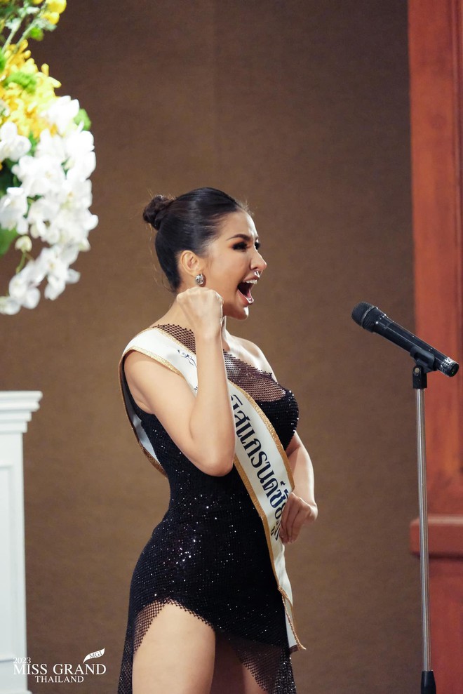  Ngán ngẩm trò lố của thí sinh Hoa hậu Thái: Cưỡi trâu, phóng xe máy đến thi, trang phục đáng sợ và màn hô tên đặc sản gây tranh cãi - Ảnh 7.