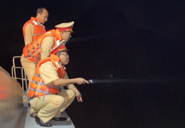 Hiện trường: Hàng chục CSGT huy động tàu tìm kiếm  nạn nhân vụ trực thăng rơi - Ảnh 4.