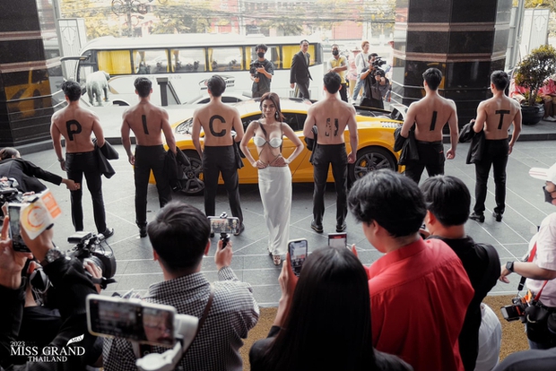  Ngán ngẩm trò lố của thí sinh Hoa hậu Thái: Cưỡi trâu, phóng xe máy đến thi, trang phục đáng sợ và màn hô tên đặc sản gây tranh cãi - Ảnh 4.