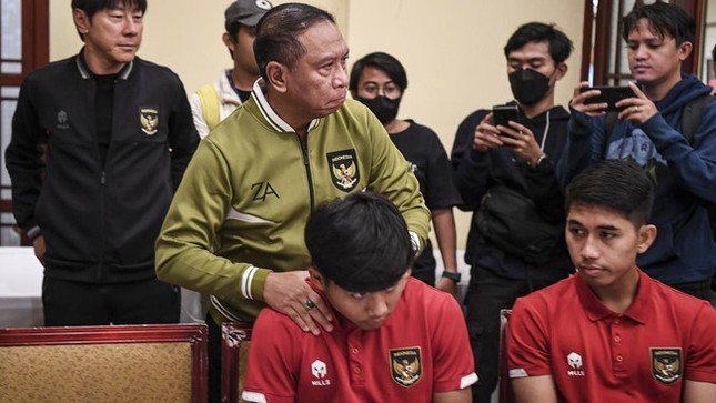 Indonesia mơ đăng cai World Cup U17 sau án phạt nhẹ của FIFA - Ảnh 1.