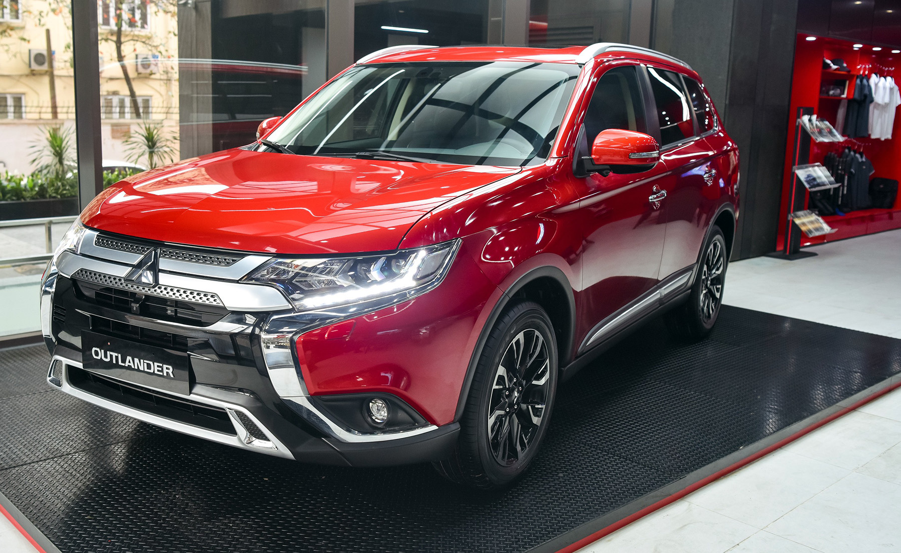 Bảng giá xe Mitsubishi tháng 4: Mitsubishi Outlander được ưu đãi gần 70 triệu đồng - Ảnh 1.