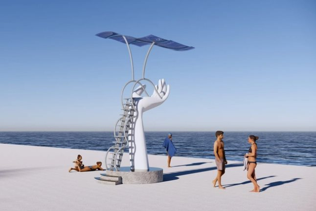 300 triệu đồng đầu tư làm 5 tượng bàn tay bằng bê tông lạc lõng trên bãi biển Thanh Hóa - Ảnh 2.