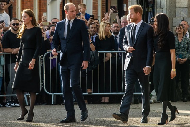 Công nương Kate khó chịu khi đi cạnh Harry và Meghan - Ảnh 1.