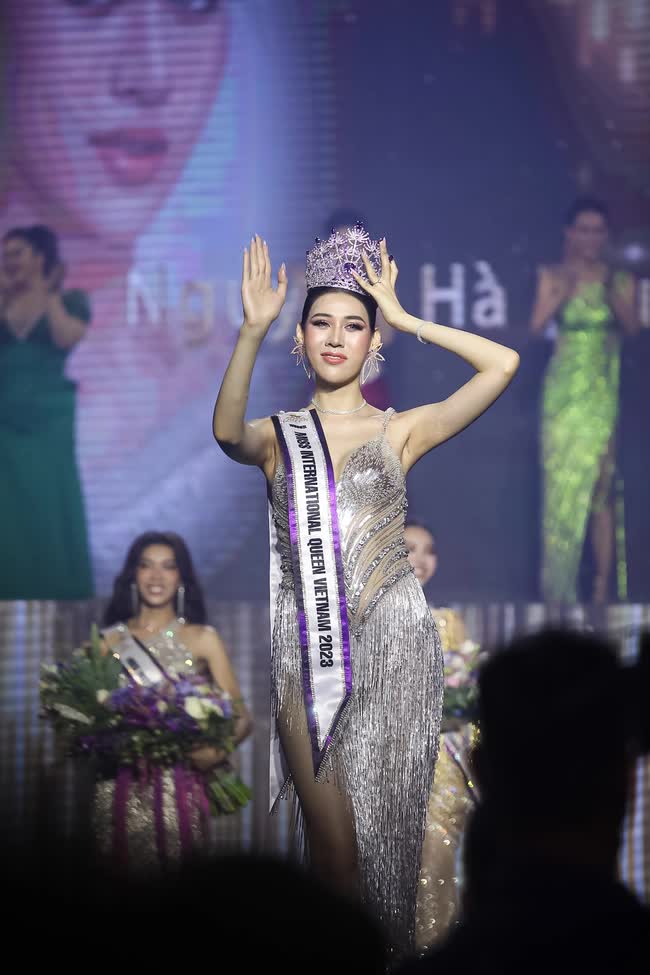 Tranh cãi về thái độ của Dịu Thảo ngay sau đăng quang Miss International Queen Vietnam - Ảnh 4.