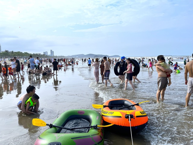Bất chấp biển động, nhiều du khách vẫn ào xuống tắm biển, nhảy trên sóng ở Cửa Lò - Ảnh 1.