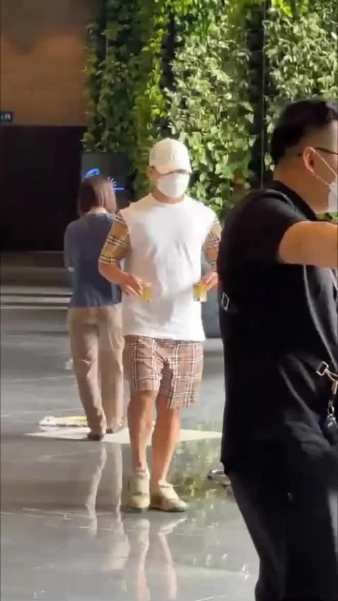 Hết mặc chung áo, Chu Thanh Huyền lại mượn đồng hồ tiền tỷ của Quang Hải lên sóng livestream - Ảnh 2.