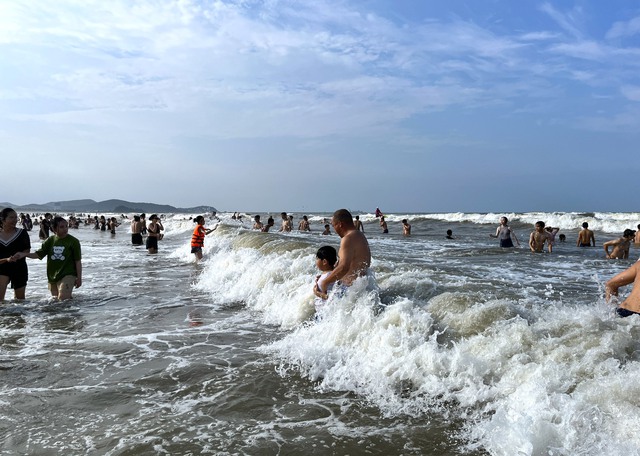 Bất chấp biển động, nhiều du khách vẫn ào xuống tắm biển, nhảy trên sóng ở Cửa Lò - Ảnh 9.